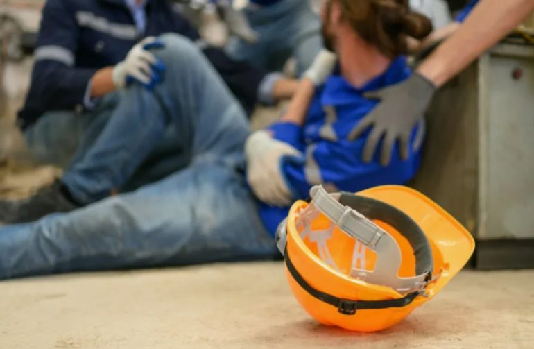 «Все оплатим, только не пиши заявление»: чем грозит согласие оформить производственную травму как бытовую